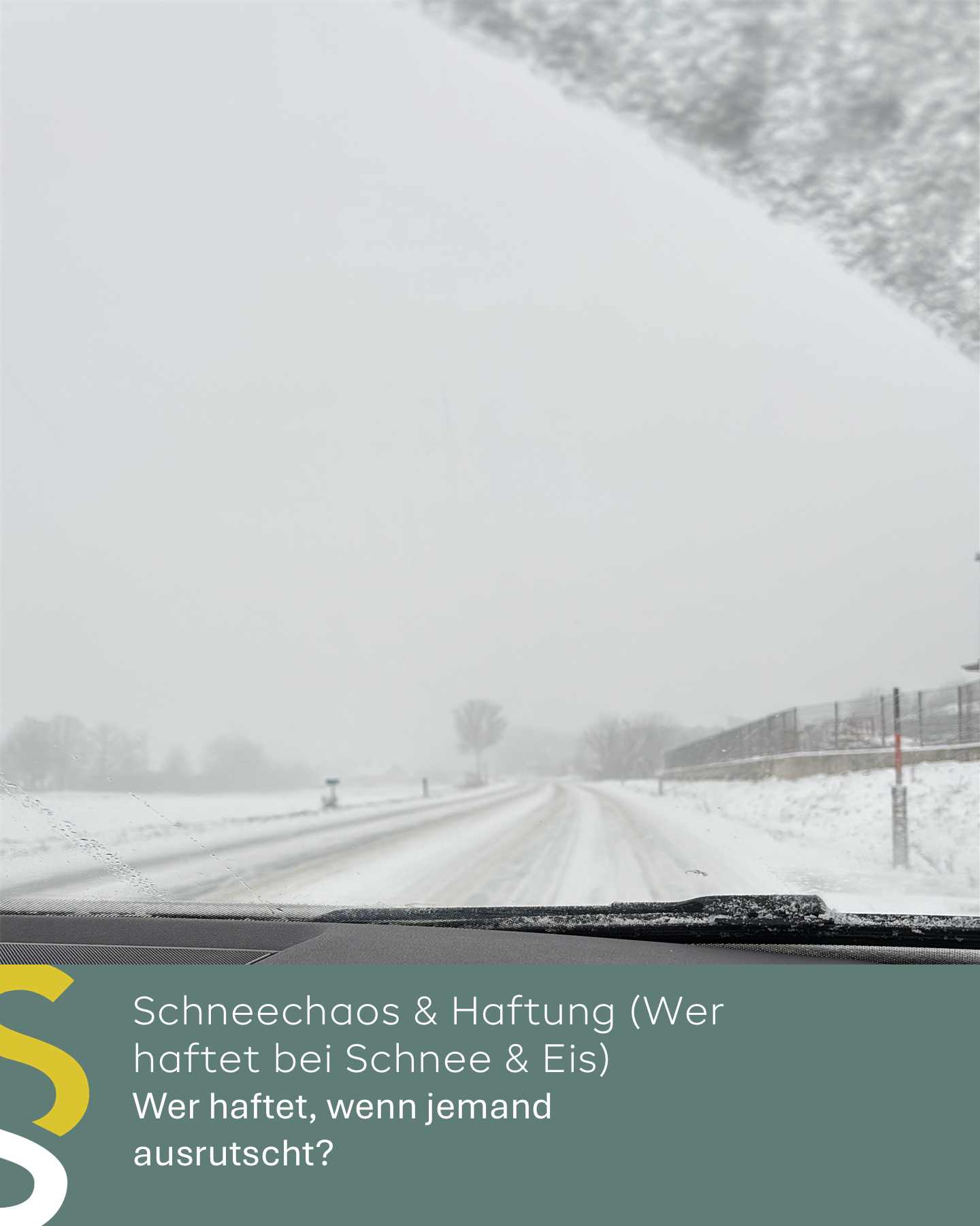 Bild einer verschneiten Straße